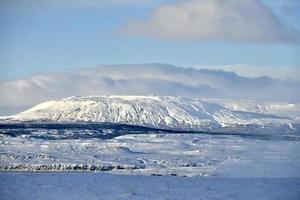 Landschaft des gefrorenen Berges in Island foto