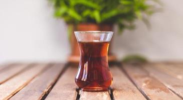 Glas türkischer Tee auf Holztisch foto