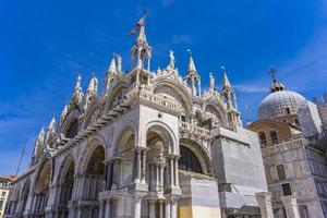 architektonische details aus dem oberen teil der fassade von san marco in venedig, italien foto