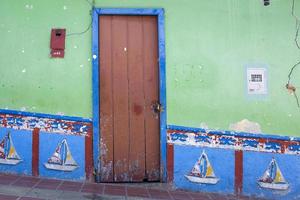 Guatape, Kolumbien, 2019 - Detail von der bunten Fassade des Gebäudes in Guatape, Kolumbien. Jedes Gebäude in der Stadt Guatape hat helle Farbkacheln entlang des unteren Teils der Fassade. foto