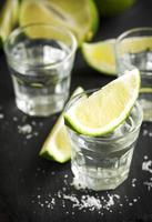 Tequila mit Limette geschossen
