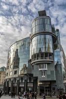 Wien, Österreich, 2014 - Blick auf das Haas-Haus in Wien. Haas House ist ein Gebäude im postmodernen Stil, das vom österreichischen Architekten Hans Hollein entworfen wurde. Gebäude wurde 1990 fertiggestellt. foto