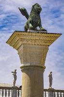 skulptur, die das bild eines löwen mit flügeln, symbol von venedig, auf der säulenspitze von san marco, italien, darstellt foto