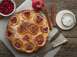 Kuchen mit Äpfeln, Preiselbeeren und Zimt foto