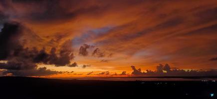 Dämmerungshimmel in Kupang, Indonesien foto