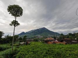 Das Erscheinungsbild des Berges Merapi Boyolali, Zentral-Java, von der Nordseite aus gesehen, mit landwirtschaftlichen Flächen im Vordergrund foto