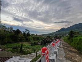 Blick auf eine schmale Straße auf dem Land mit grüner Umgebung mit frischer Luft foto