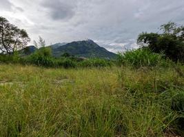 Das Erscheinungsbild des Berges Merapi Boyolali, Zentral-Java, von der Nordseite aus gesehen, mit landwirtschaftlichen Flächen im Vordergrund foto