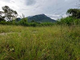 Das Erscheinungsbild des Berges Merapi Boyolali, Zentral-Java, von der Nordseite aus gesehen, mit landwirtschaftlichen Flächen im Vordergrund foto