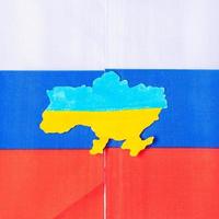 Symbol der ukrainischen Grenze mit der Flagge Russlands. Betet, kein Krieg, stoppt Krieg und nukleare Abrüstung foto