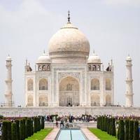 das taj mahal ist ein mausoleum aus elfenbeinweißem marmor am südufer des flusses yamuna in der indischen stadt agra, uttar pradesh, taj mahal, agra, uttar pradesh, indien, sonniger tagesblick foto