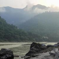 morgendlicher blick auf den goa-strand in rishikesh uttarakhand in der nähe von laxman jhula, sauberer blick auf den ganga-fluss in rishikesh während der frühen morgenzeit, weltberühmter ganga-fluss mit voller ansicht foto