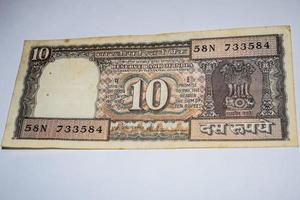 seltene alte indische 10-Rupie-Banknote auf weißem Hintergrund, Regierung von Indien 10-Rupie-alte Banknote indische Währung, alte indische Währungsnote auf dem Tisch foto