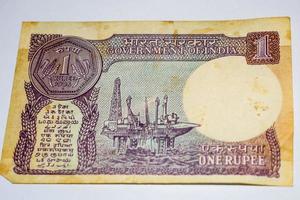 Seltener alter indischer Geldschein mit einer Rupie auf weißem Hintergrund, Regierung von Indien foto