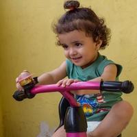 süßer kleiner Junge shivaay, der während der Sommerzeit auf dem heimischen Balkon Fahrrad fährt, süßes Fotoshooting für kleine Jungen bei Tageslicht, kleiner Junge genießt das Radfahren zu Hause während des Fotoshootings foto
