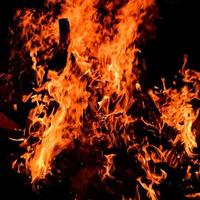 Feuerflammen auf schwarzem Hintergrund, lodernder Feuerflammen-Texturhintergrund, wunderschön, das Feuer brennt, Feuerflammen mit Holz und Kuhdung foto
