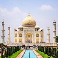 das taj mahal ist ein mausoleum aus elfenbeinweißem marmor am südufer des flusses yamuna in der indischen stadt agra, uttar pradesh, taj mahal, agra, uttar pradesh, indien, sonniger tagesblick foto