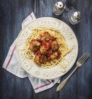 Spaghetti Fleischbällchen Rindfleisch Tomaten Pasta Holz rustikalen Hintergrund, Draufsicht