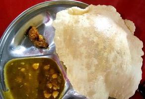 chole bhature ein indisches gericht würziges kichererbsencurry, auch bekannt als chole oder chana masala, ist ein traditionelles nordindisches rezept für ein hauptgericht und wird normalerweise mit frittiertem puri serviert foto