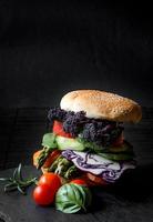 veganer Burger mit frischem Gemüse foto