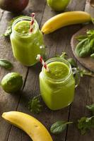gesunder Bio-Smoothie aus grünen Früchten foto