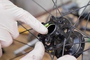 fahrradreparatur- und reinigungsprozess, fahrradteile aus nächster nähe, fahrradwerkstatt foto