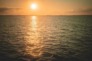 sonnenuntergang sonnenaufgang sommer meer ozean landschaft schöner natur hintergrund. Boot auf Meereslandschaft. foto