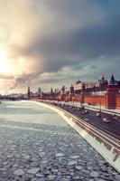 Blick auf Kreml und Winter Moskau Fluss bei Sonnenuntergang