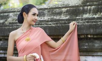 thailändisches kostümkleid schöne frauen, kostüm thailändischer stil in thailand. foto