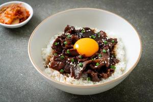 Reis mit Schweinefleisch mit Sojageschmack oder japanischem Schweinefleisch Donburi foto