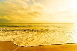 schönes Strandmeer bei Sonnenaufgang oder Sonnenuntergang foto