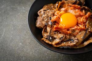 Schweinefleisch-Bulgogi-Reisschüssel mit Kimchi und koreanischem eingelegtem Ei foto