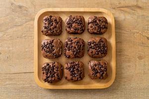 dunkle Schokoladenbrownies mit Schokoladenstückchen foto