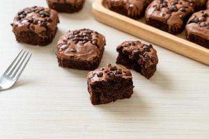 dunkle Schokoladenbrownies mit Schokoladenstückchen foto