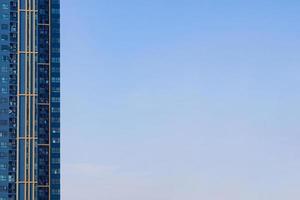 wunderschöner blauer himmel links ist ein gebäude foto