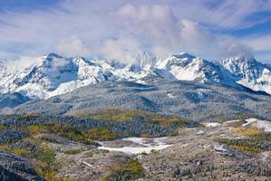 Colorado Herbst landschaftliche Schönheit. in den bergen von san juan prallen herbst und winter aufeinander. foto