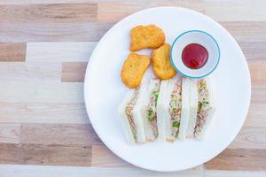 Thunfisch mit Gemüsesandwich wurde morgens mit Hühnernuggets und Tomatensauce als Frühstücksmahlzeit serviert. foto