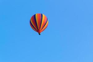 der ballon steigt abends in vang vieng, laos mit beschneidungspfad foto