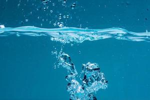 Oberfläche des blauen Wassers vor weißem Hintergrund foto