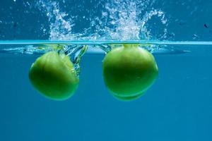 der ball jujube das wasser hinunter foto