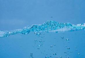 Wasser- und Luftblasen über weißem Hintergrund mit Platz für Text foto