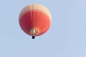 der ballon steigt abends in vang vieng, laos mit beschneidungspfad foto