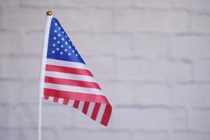 amerikanische flagge gegen weiße wand foto