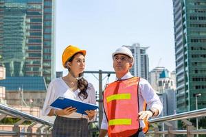 Architekt oder Bauingenieur auf der Baustelle und Leitung auf der Baustelle foto