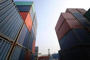 Containerbox vom Frachtfrachtschiff für den Import Export. foto