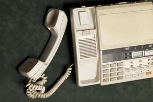 Vintage-Telefon mit Hörer und Anrufbeantworter foto