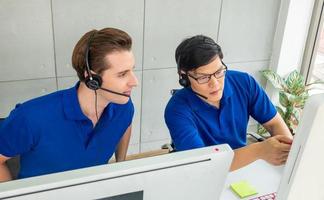 Service-Team-Konzept. Operator oder Contact Center Verkauf im Büro, Informationspersonal Call Center, hochwertiges professionelles Team Verkaufsunterstützungsbüro. Umwelt Arbeitsplatz repräsentatives Unternehmen. foto