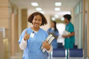 krankenschwester und arztteam bereit für den arbeitstag foto