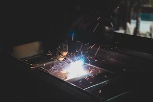 Schweißer, Schweißen von Automobilteilen in einer Autofabrik foto