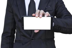 Geschäftsmann hält Smartphone mit leerem Bildschirm in der Hand, isoliert auf weißem Hintergrund mit Beschneidungspfad. foto
